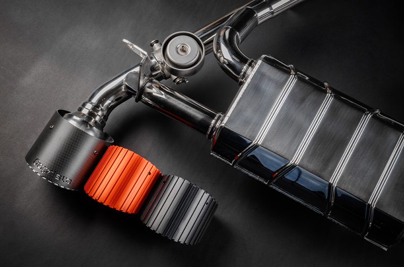 Nissan Z - Abgasanlage mit Mittelschalldämpfer-Ersatzrohren, farbig eloxierte Endrohre in schwarz, rot, silber*, Carbon- oder Aluminium Außenhülse in Wicrom Black und EVCU-1.