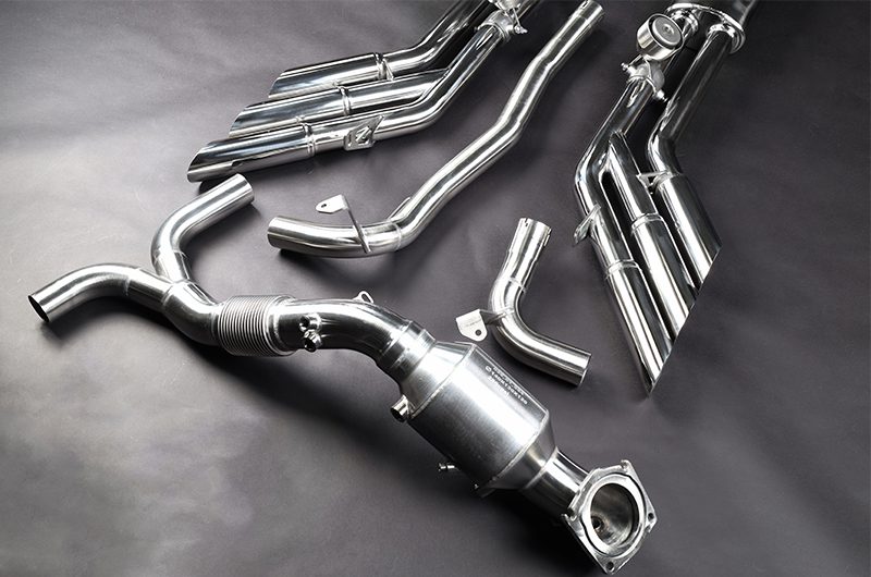 Jeep Wrangler 4XE - Abgasanlage, Downpipe mit 250 Zellen Sportkat und programmierbarer EVCU-1 Steuerung Nur zur Verwendung mit originalen Trittbrettern!