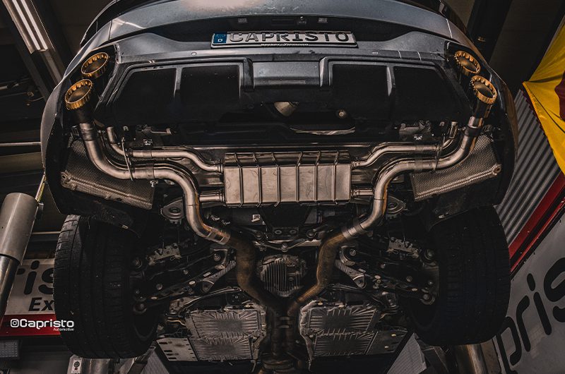 BMW XM - Abgasanlage zur Verwendung mit den OEM-Aktuatoren, farbig eloxierte Endrohre in schwarz, rot, silber, oder gold* und Aluminium-Außenhülse in wicrom black, Verbindungsrohre und 200 Zellen Sportkats als OPF/GPF Ersatz ECU Programmmierung kann…