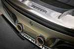 Ferrari 296 - Doppelendrohrblende, bestehend aus Carbonblende mit Gitter links/rechts und Carbonblende Mitte, farbig eloxierte aluminium Endrohren in schwarz, rot, silber oder gold* und Aluminium Außenhülse in wicrom black + Doppelendrohr mit Metall…