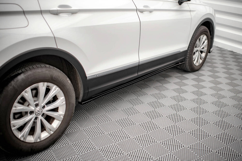 Maxton Parts - Seitenschweller Ansatz (Paar) passend für VW Tiguan Mk2 schwarz Hochglanz